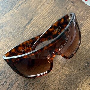 DEZI BlockedT Brown Tortoise Sunglasses